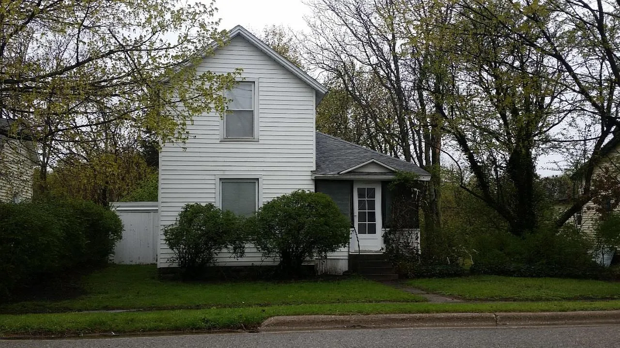 3 bed, 1300 sqft, $1,100 — Photo 1