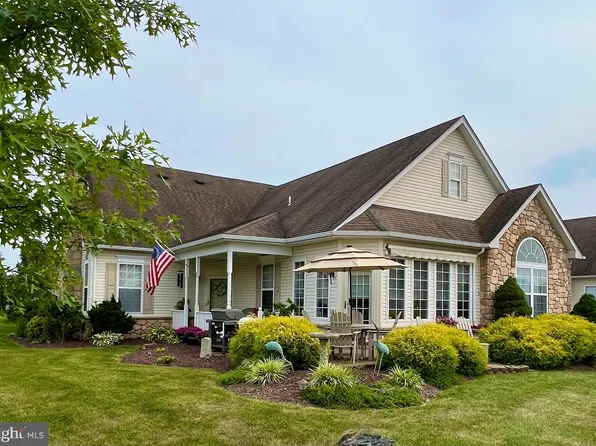 1033 Burgundy Cir, Pennsburg, PA 18073