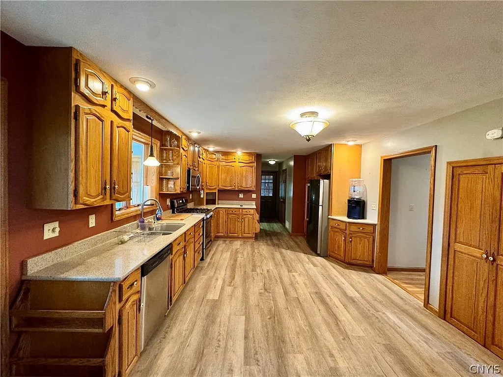 4 bed, 2.5 bath, 7318 sqft, $2,500 — Photo 4
