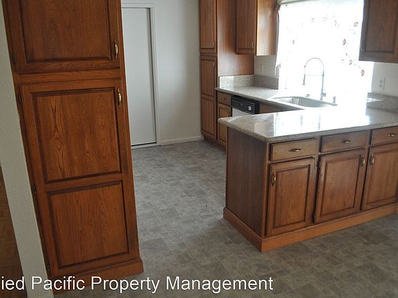 3rd image of 1511 Campus Ave