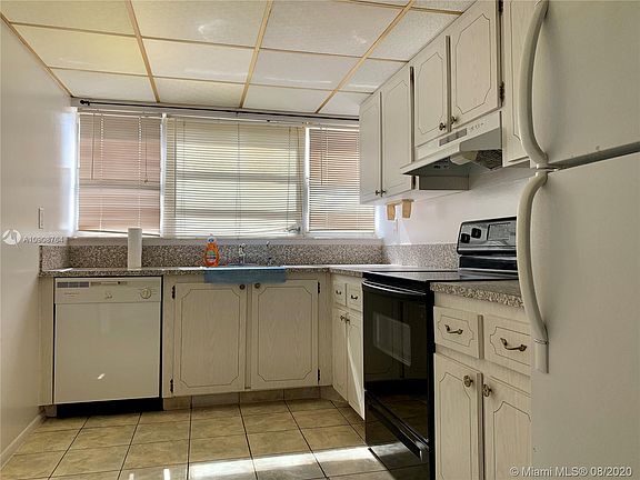 5th image of 940 NE 199th St APT 409