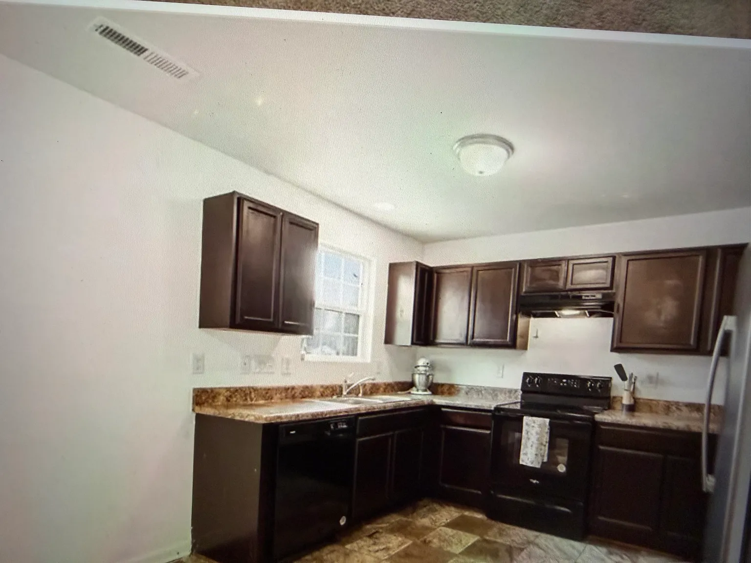 4 bed, 1822 sqft, $2,200 — Photo 4