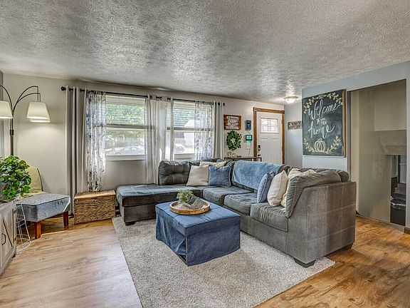 4th image of 55 Surrey Ct