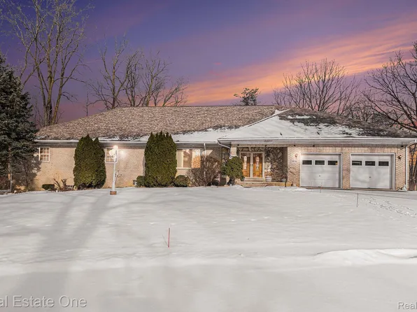 3970 Harris Ln, West Bloomfield, MI 48323