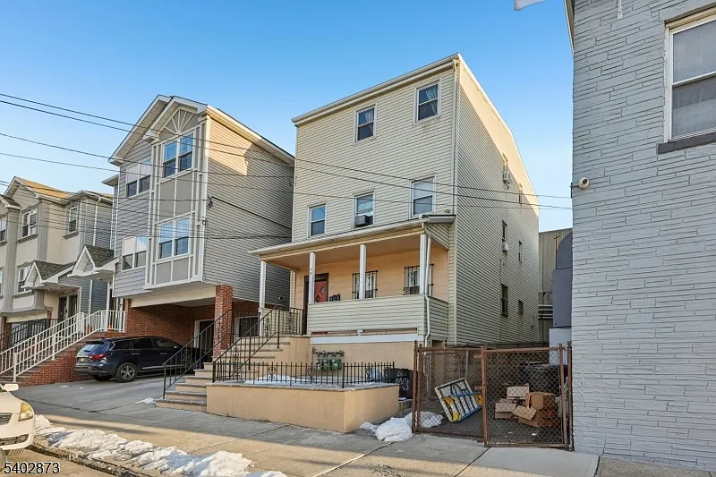 48 Atlantic St photo 1