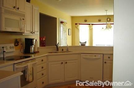 Eat in Kitchen hrdwood floor
						:
						White Cabinets
Silestone counter top
 Walk in Pantry