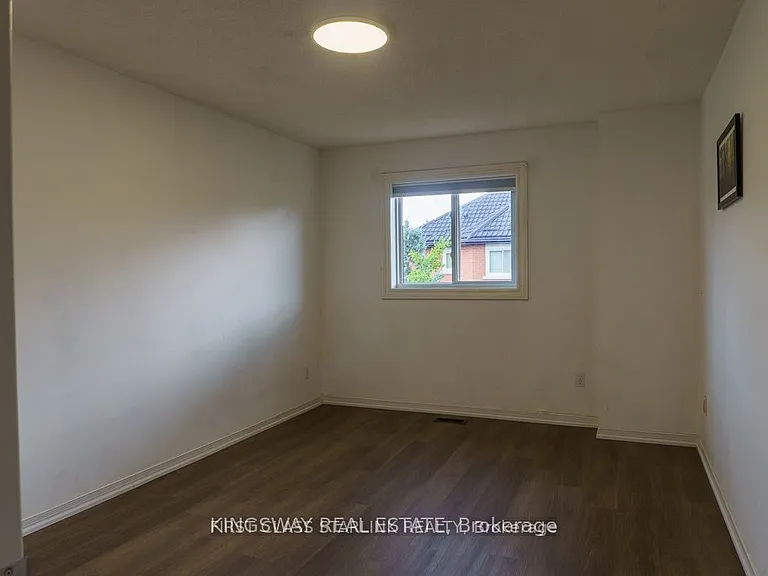 1048 Charminster Cres — Photo 13