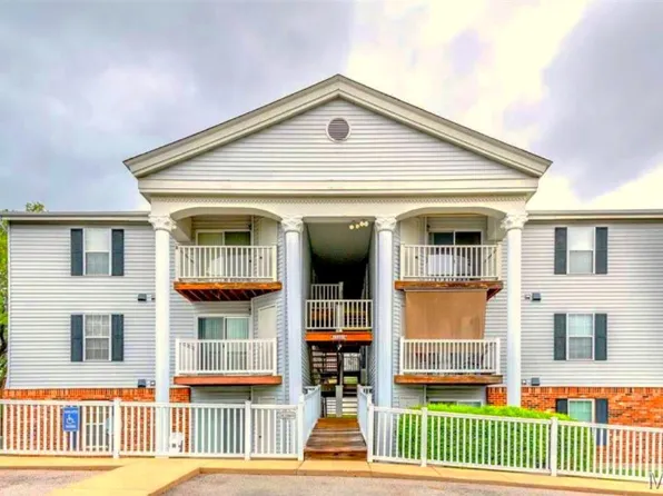 12401 Somerset Place Dr APT E, Saint Louis, MO 63128