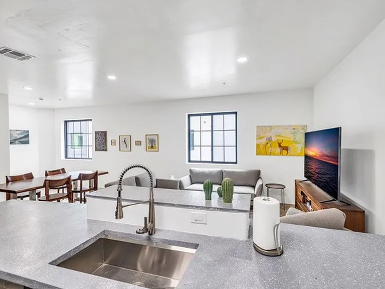 834 S Farmer Ave — Photo 5