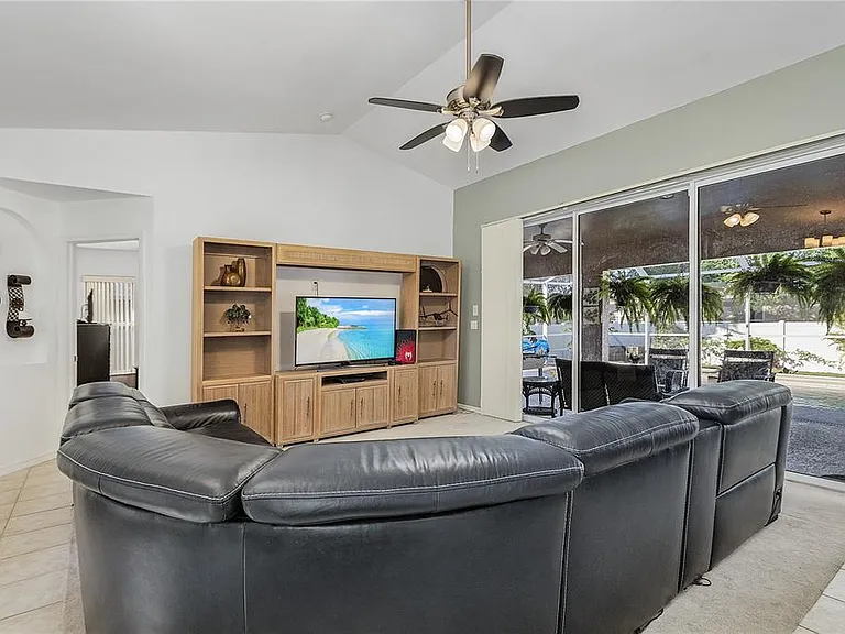 810 SW 10th Pl — Photo 5