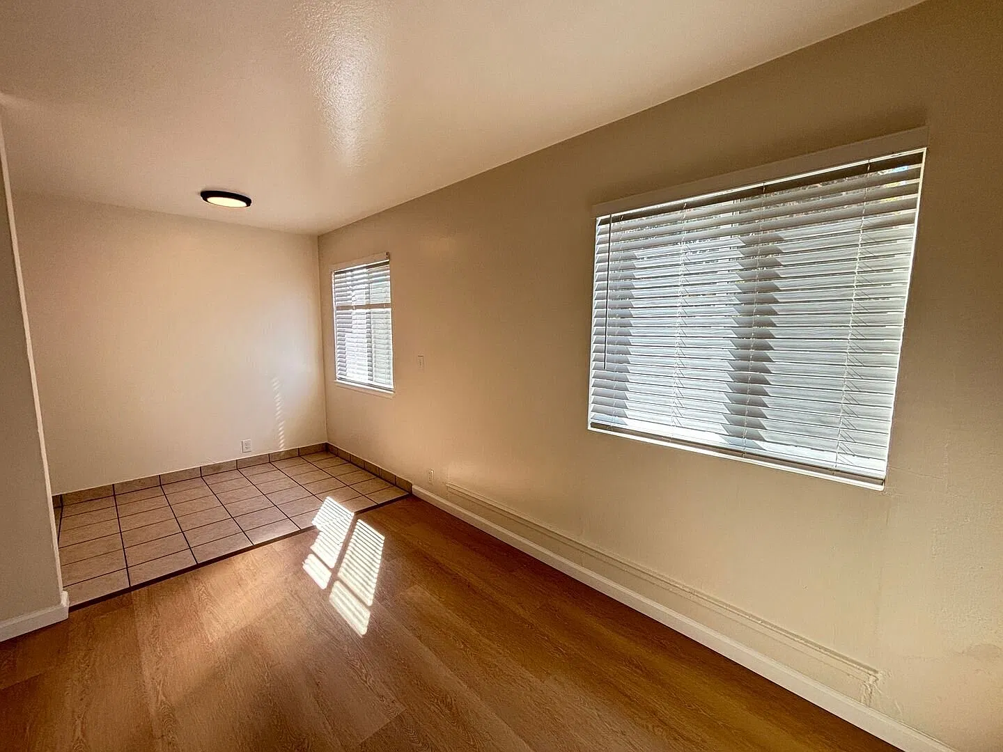 Spacious two bedroom with great light. Parking included! — Photo 3