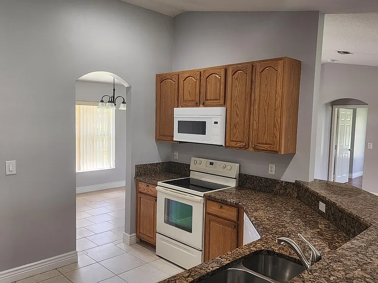 425 SW McComb Ave — Photo 6
