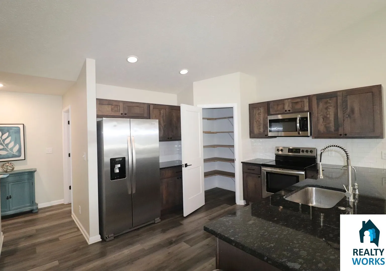 4 Bedroom, 3 bath townhome available Now! — Photo 4