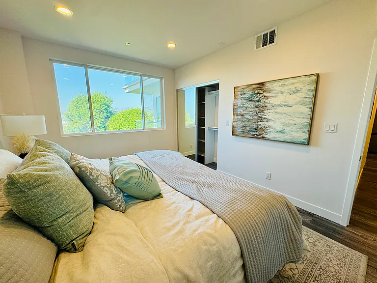 1551 N Lucretia Ave — Photo 12