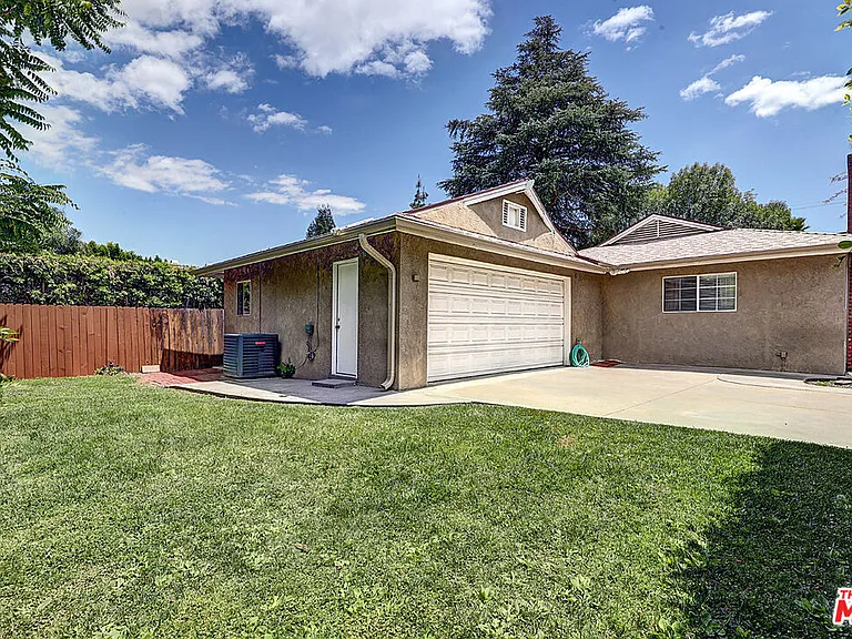 15601 Morrison St — Photo 15