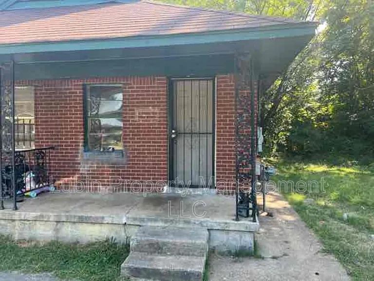 1484 Oaklawn St — Photo 1