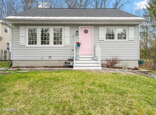 11 Maple Ter, Delmar, NY 12054