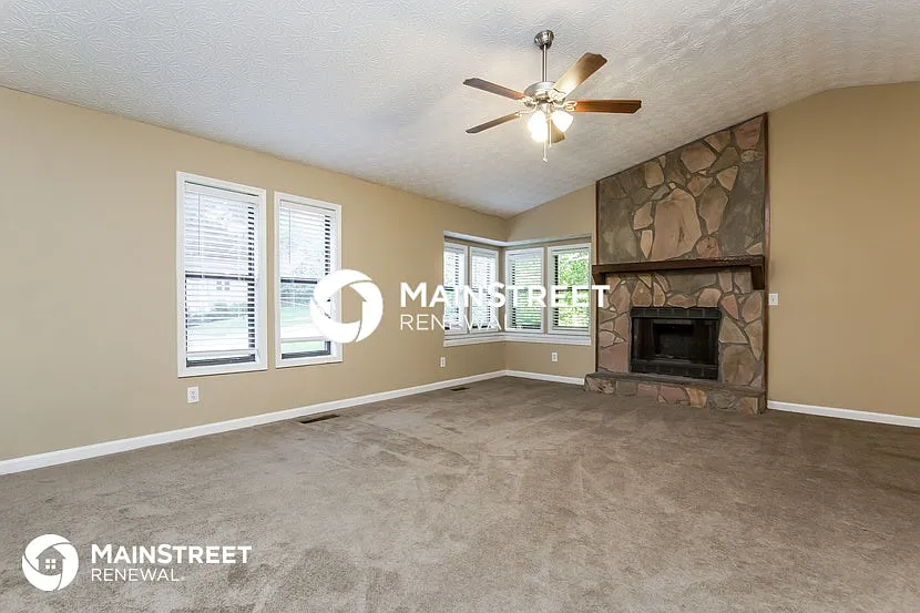 2490 Deerfield Dr NW — Photo 2
