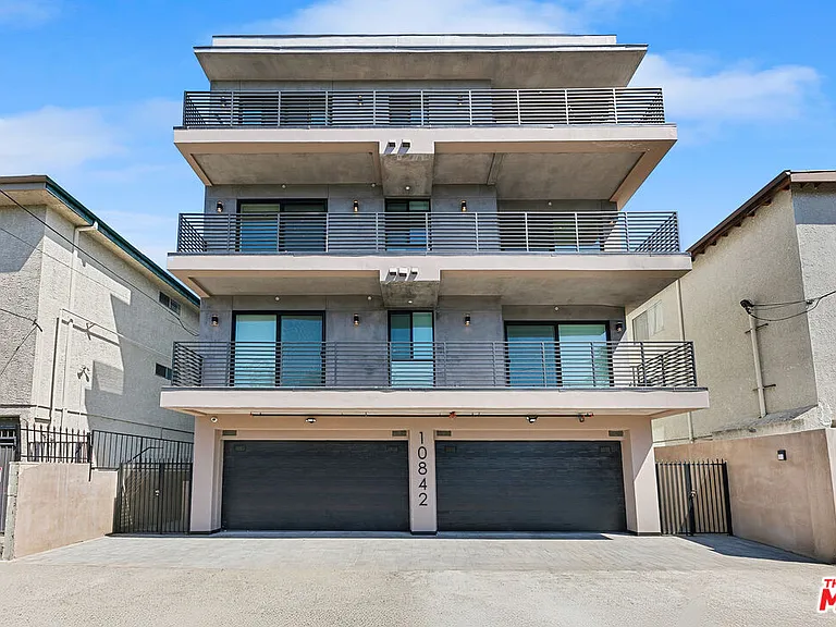 10842 Victory Blvd #201 — Photo 30