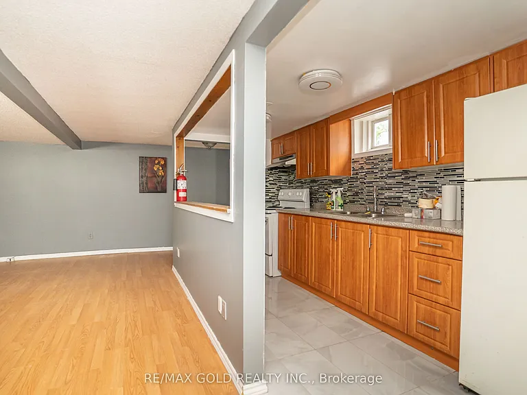 24 Bingham Rd — Photo 4