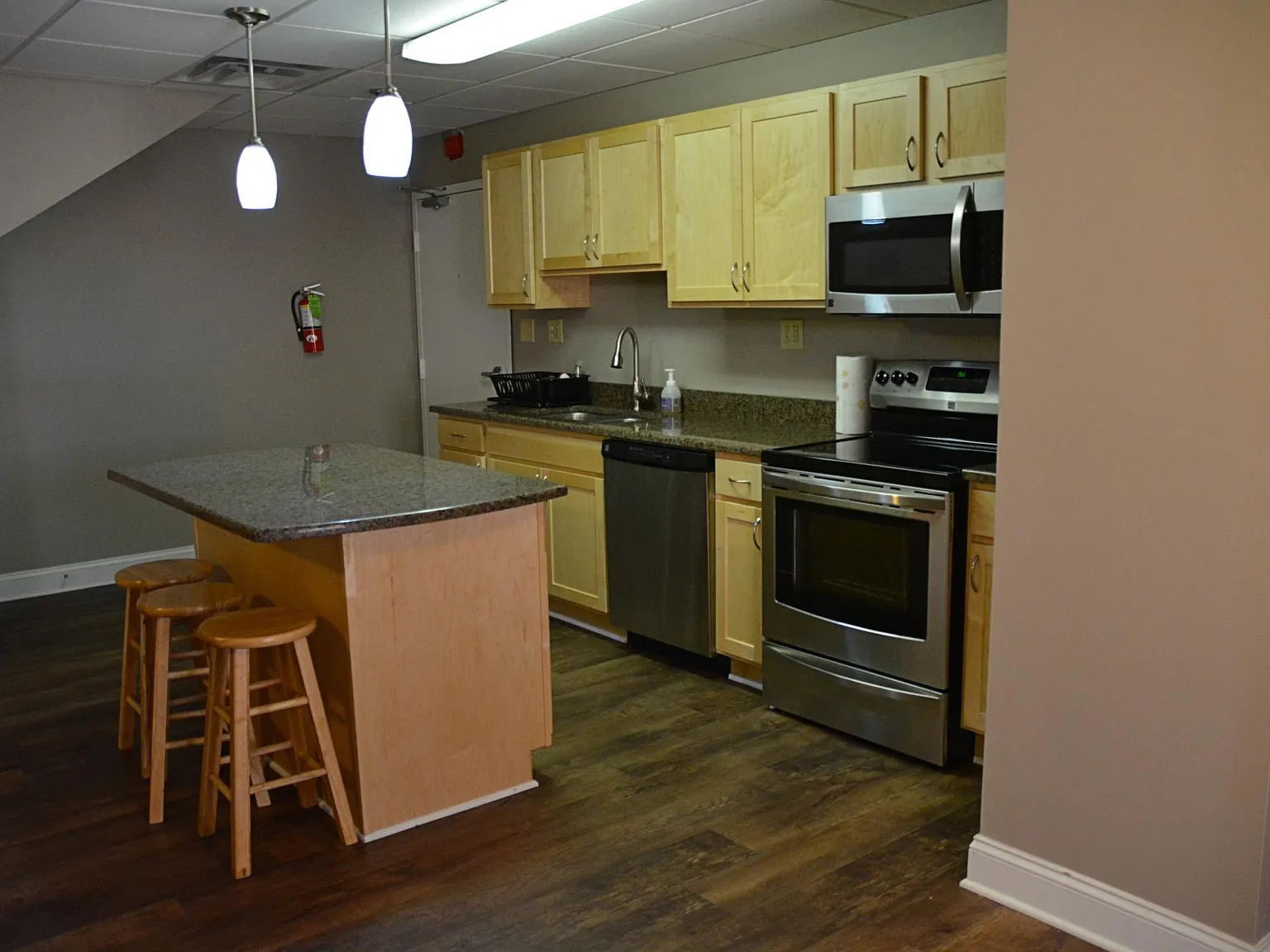2 bed, 100 sqft, $1,300 — Photo 2