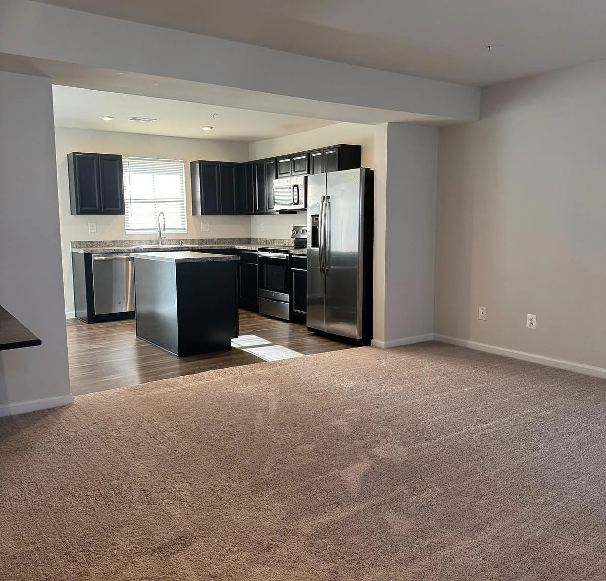 3 bed, 2.5 bath, 1220 sqft, $2,100 — Photo 4
