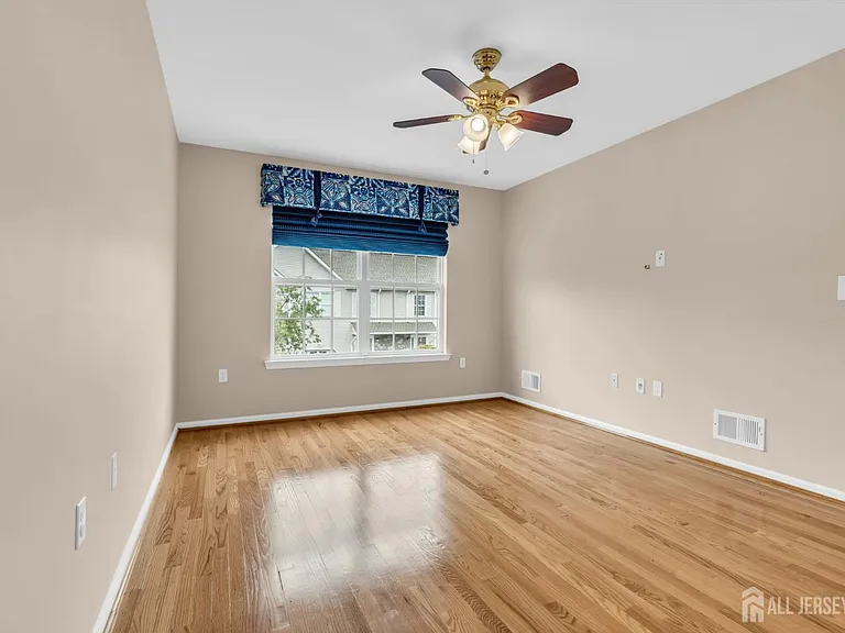 8 Edith Dr — Photo 28