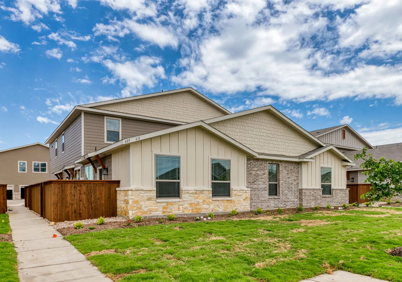 Available Now! Gorgeous 2 Bedroom Four Plex Located In Midlothian Isd! — Photo 1