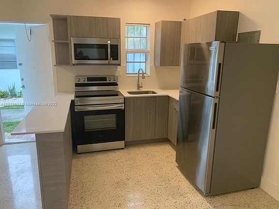 2nd image of 600 SW 10th St APT 10