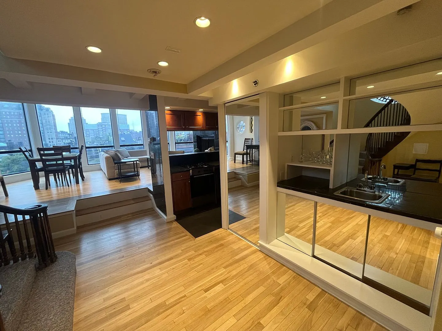 No Brokers Fee Penthouse in Back Bay. — Photo 3