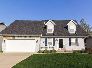 3425 King Dr SW, Cedar Rapids, IA 52404