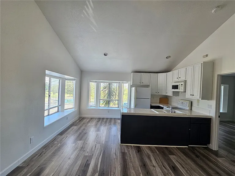 517 S Hewes St #B — Photo 13