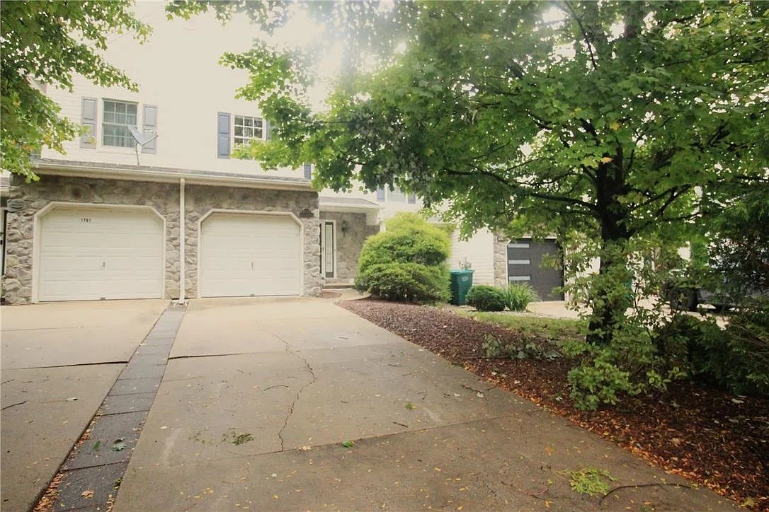 3 bed, 1.5 bath, 1618 sqft, $2,475 — Photo 1