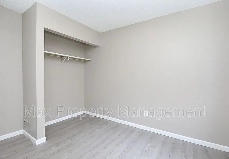1522 E 16th St — Photo 9