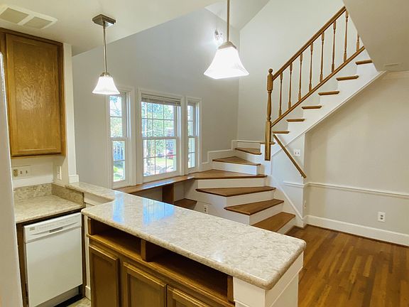 5th image of 918 Jefferson St APT 3