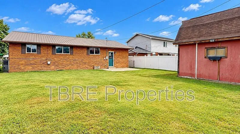 3 bed, 1.0 bath, 1050 sqft, $1,550 — Photo 2