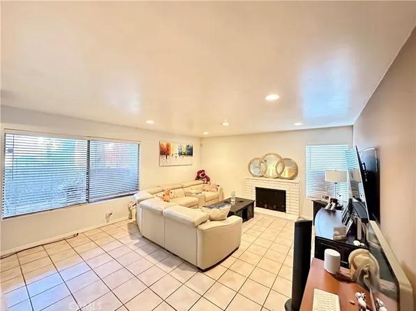 1450 Cabrillo Park Dr APT A, Santa Ana, CA 92701