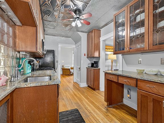 4th image of 98 Bourne St #98