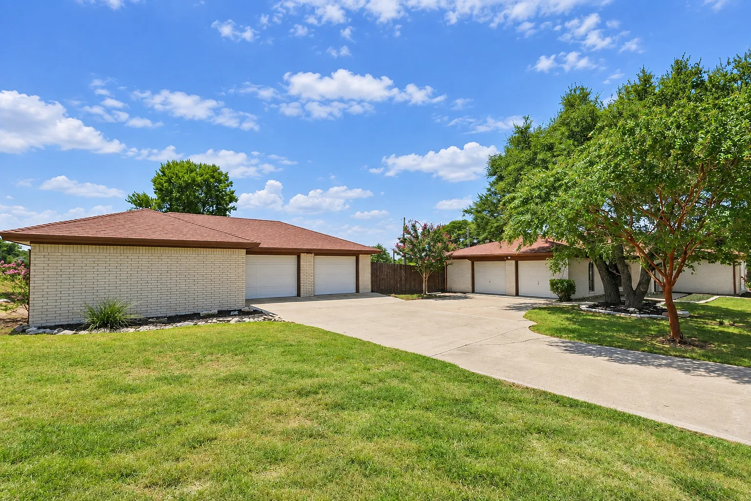 2acres & 4 Car Garage. — Photo 2