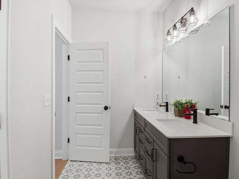 Upstairs common Bathroom