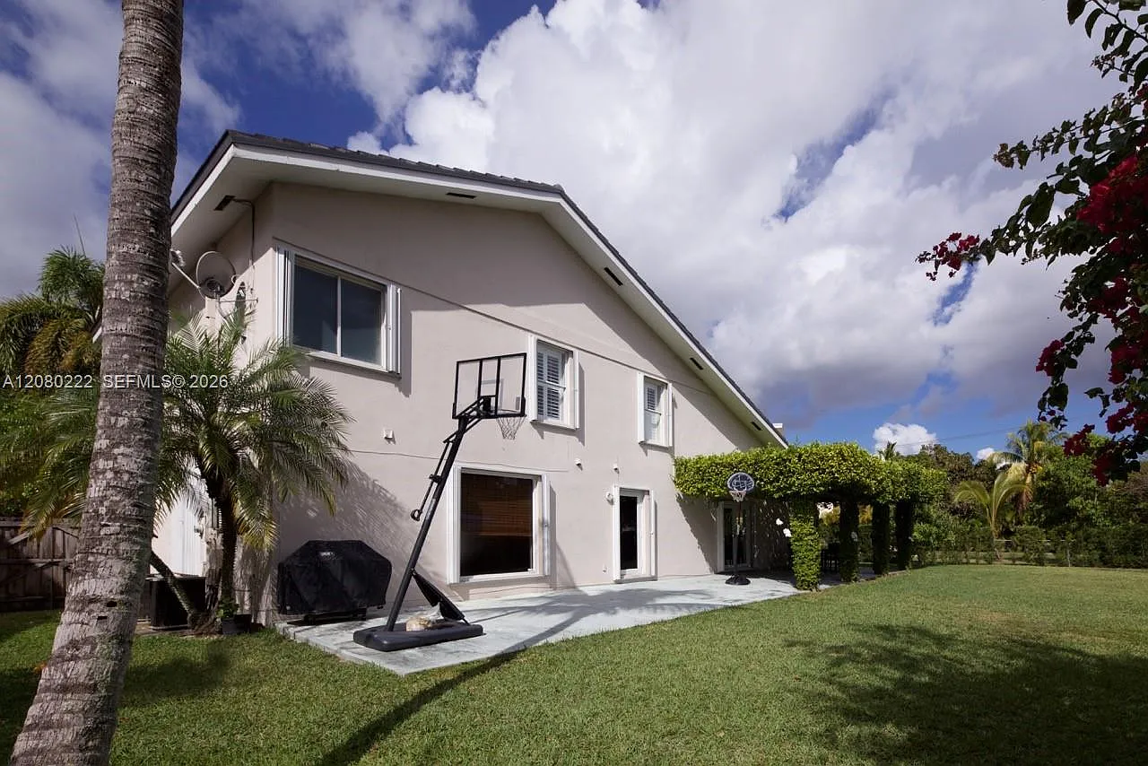 Gables Edge — Photo 3