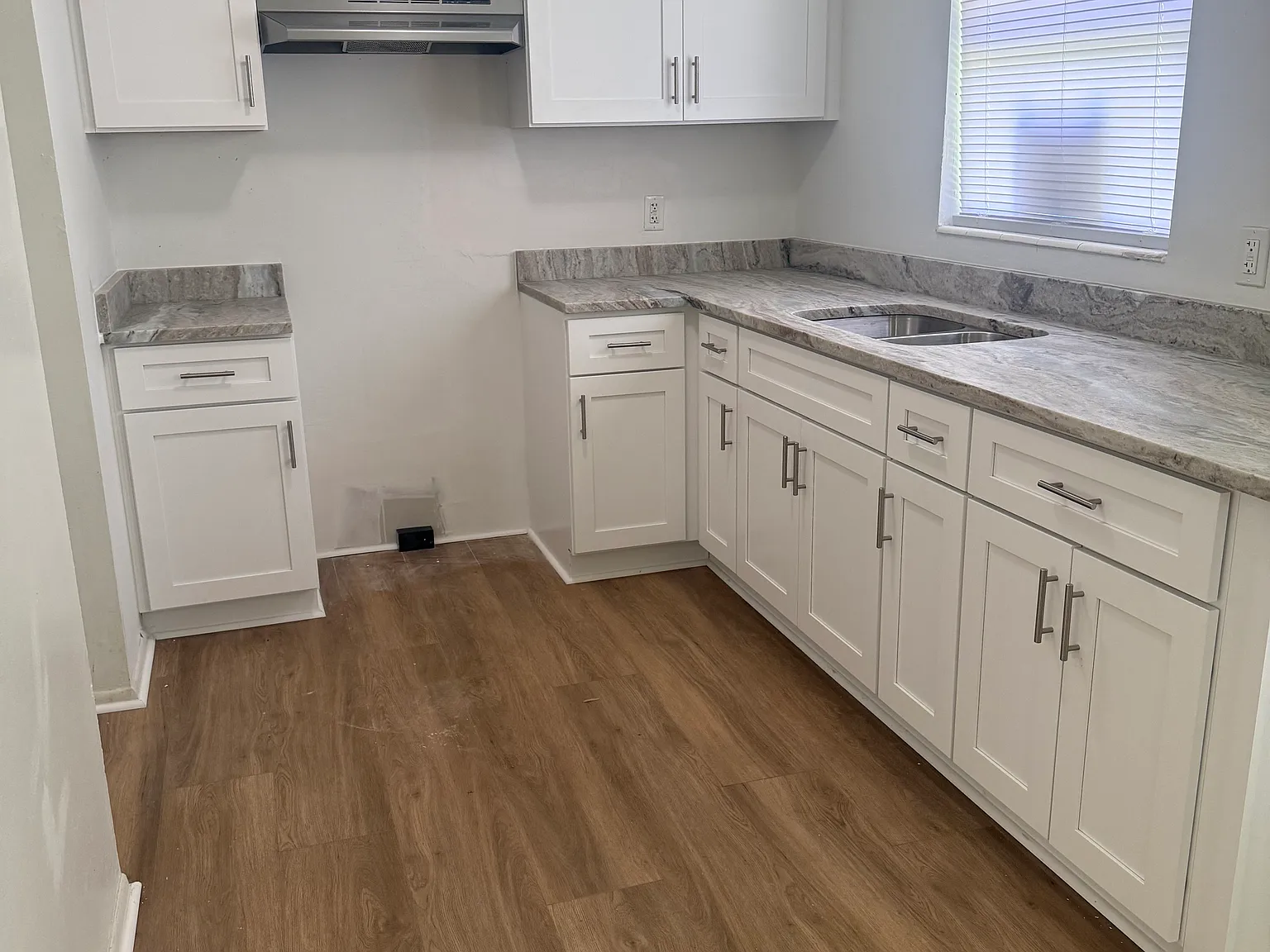 3 bed, 1.5 bath, 1100 sqft, $2,400 — Photo 2
