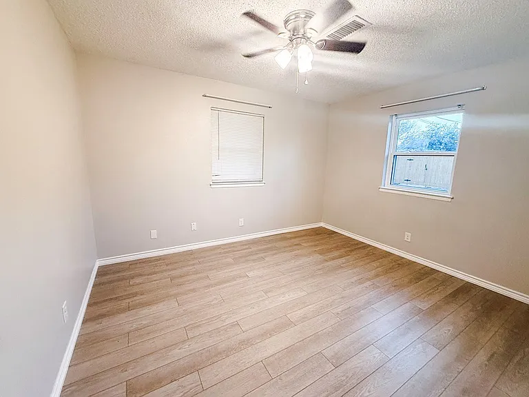 2605 Cambridge St — Photo 20
