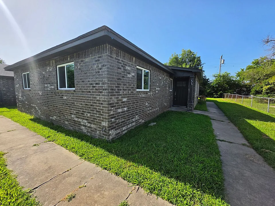 1115 E Parker St