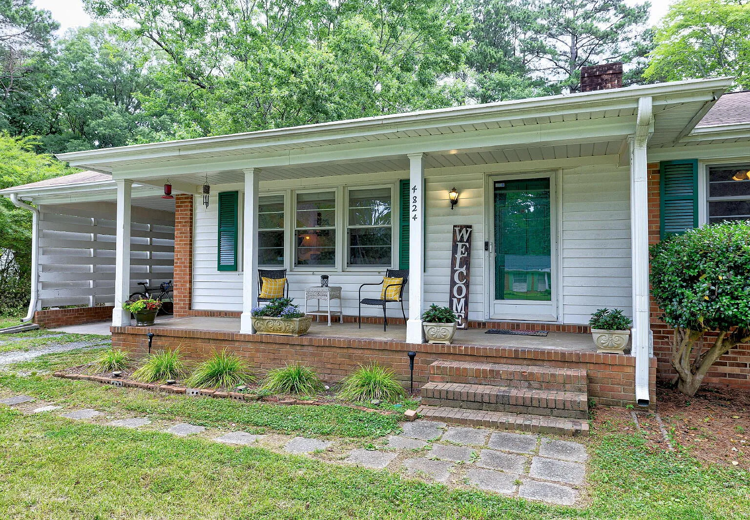 3 bed, 1.5 bath, 1308 sqft, $2,200 — Photo 2