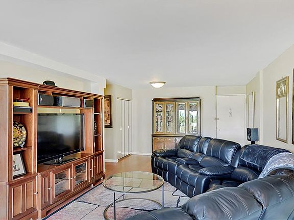 3rd image of 25 Stewart Pl APT 516