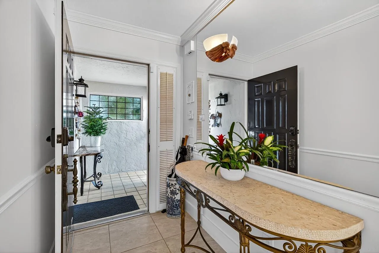 3 bed, 3.0 bath, 2300 sqft, $8,500 — Photo 3