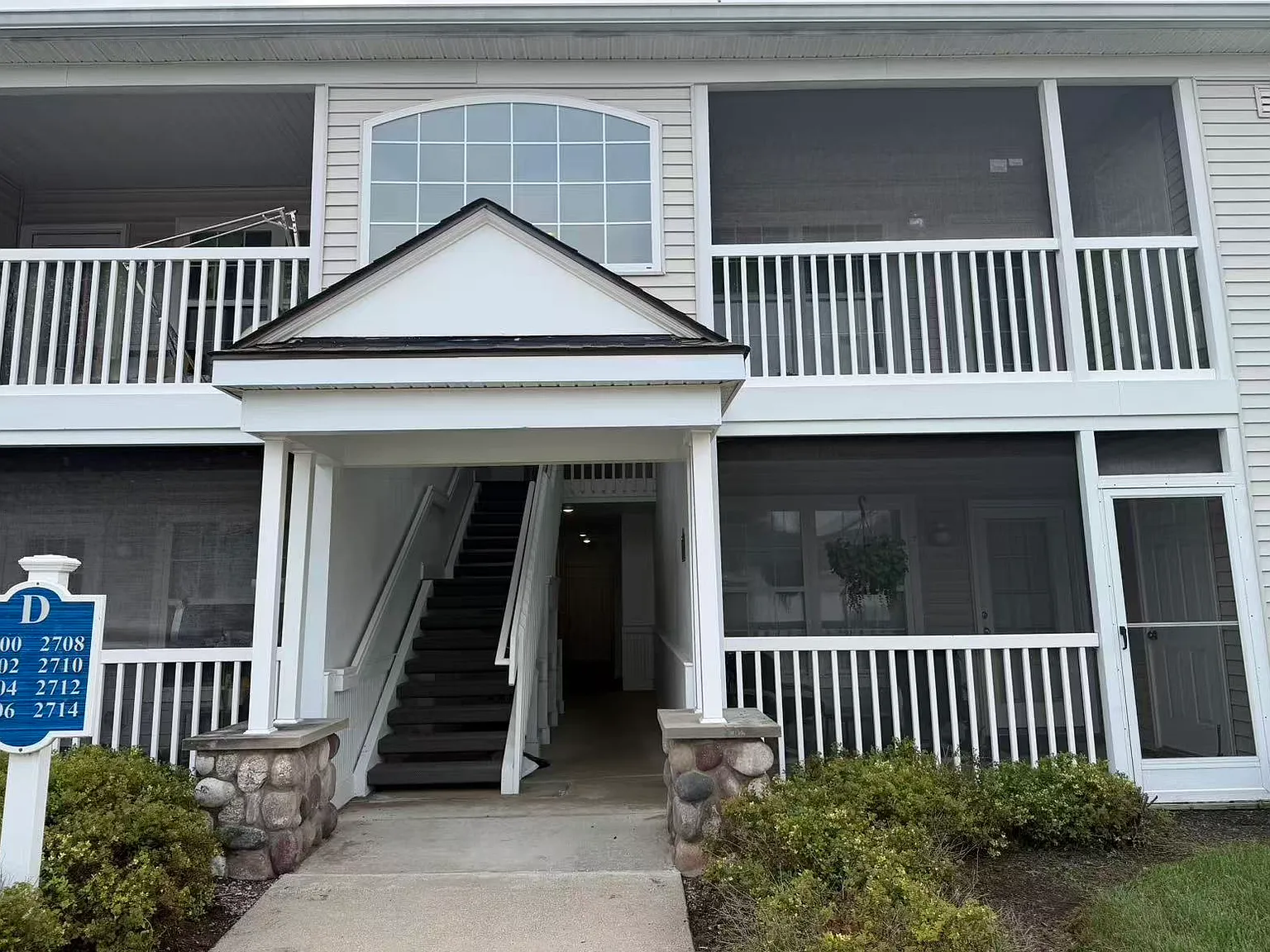 2 bed, 1094 sqft, $2,200 — Photo 1
