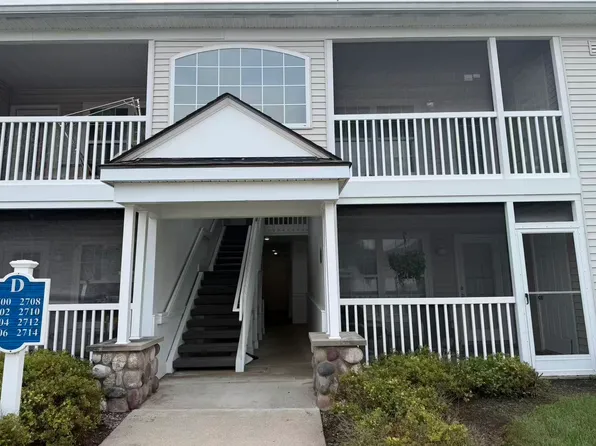 2710 S Knightsbridge Cir, Ann Arbor, MI 48105