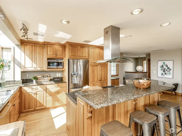 207 S 212th St, Des Moines, WA 98198